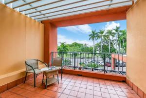 En balkong eller terrasse på Darwin Harbourside Escape - Two Adjacent King Suites