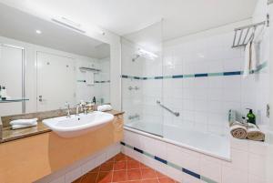 Et bad på Darwin Harbourside Escape - Two Adjacent King Suites