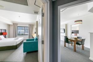 En eller flere senger på et rom på Darwin Harbourside Escape - Two Adjacent King Suites