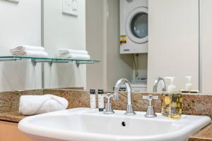 Et bad på Darwin Harbourside Escape - Two Adjacent King Suites