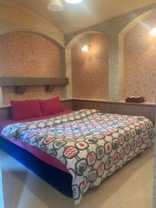 um quarto com uma cama grande num quarto em Village BFH em Omura