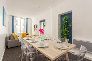 een eetkamer met een tafel en stoelen bij Cosy 2 bedrooms apartment with bathrooms - Louvre in Parijs