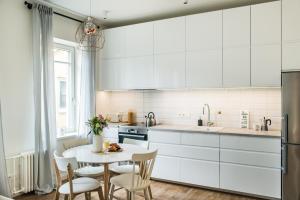 Køkken eller tekøkken på Stylish apartment in the heart of Kaunas Old Town