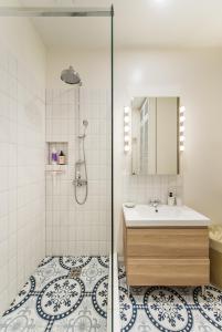 y baño con lavabo y ducha. en Stylish apartment in the heart of Kaunas Old Town en Kaunas