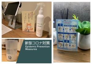 un collage de deux photos avec une bouteille de mesures de prévention électrique et une boîte dans l'établissement nestay villa tokyo shinjuku, à Tokyo