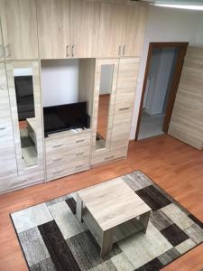 ein Wohnzimmer mit einem Couchtisch und einem TV in der Unterkunft Thaly 5 in Debrecen