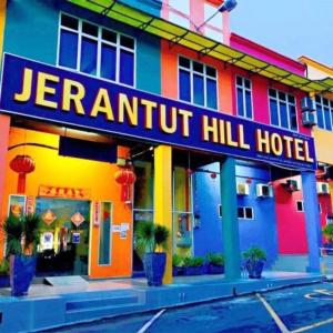 ジェラントゥートにあるJERANTUT HILL HOTELのカラフルなホテルで、ジャークナットの丘のホテルを読み取る看板が付いています。