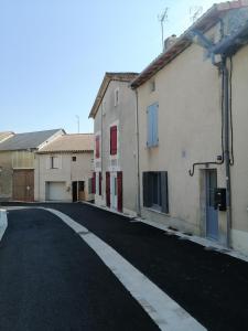 una calle vacía en una ciudad con dos edificios en Le refuge de la Sallée en Gençay