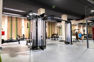Un gimnasio con un montón de equipos en una habitación. en Hotel Familia Conde, en Huelva