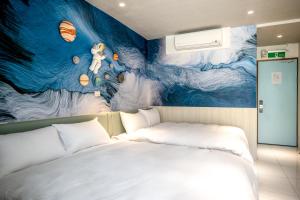 台南的住宿－河樂觀光旅宿，一间卧室配有一张壁画床