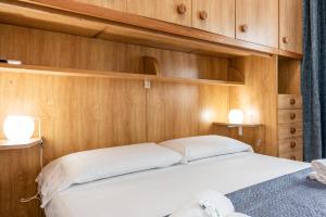 A bed or beds in a room at NEW APT! 1km from Central Station 'La Spezia'