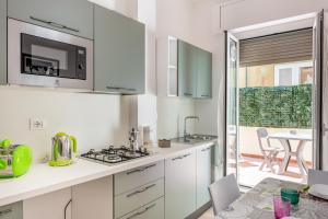 A kitchen or kitchenette at NEW APT! 1km from Central Station 'La Spezia'