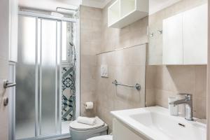 A bathroom at NEW APT! 1km from Central Station 'La Spezia'