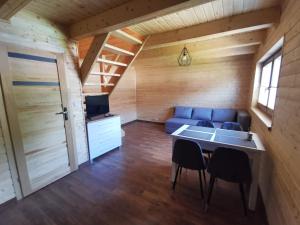 Cette chambre comprend un canapé, une table et des chaises. dans l'établissement NADMORSKI RESORT, à Niechorze