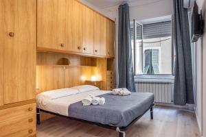 A bed or beds in a room at NEW APT! 1km from Central Station 'La Spezia'