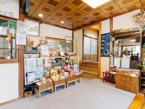 una tienda con un frente de tienda con mesas y un estante en Oogute Kohan Shirasagi So en Shimojo mura