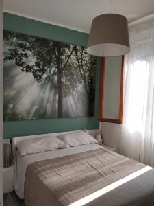 um quarto com uma cama com uma grande pintura na parede em Lovely lake wiev&pool em Malcesine