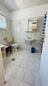 uma casa de banho com um WC e um lavatório em Apartments Danijela em Lumbarda