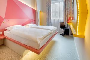 Posteľ alebo postele v izbe v ubytovaní prizeotel Münster-City
