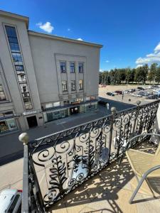 uma varanda com um corrimão de ferro forjado em frente a um edifício em Saules rati em Daugavpils