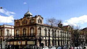 ein großes Gebäude mit davor geparkt in der Unterkunft Céntrico apartamento en Embajadores in Madrid