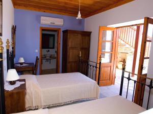 a bedroom with two beds and a door at Eveleos Country House in Tochni