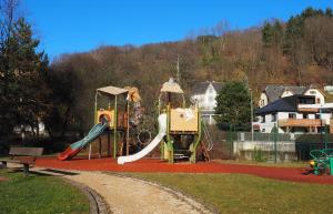 un parque infantil con 2 toboganes en Le Terramon - Appartement 4 personnes, en Orbey