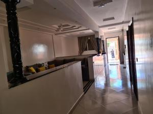 - une cuisine avec un comptoir et des oreillers jaunes dans l'établissement Amam's Home, à Agadir