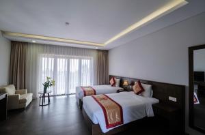 Sea Star Resort في دونغ هوي: غرفة فندقية بسريرين ونافذة