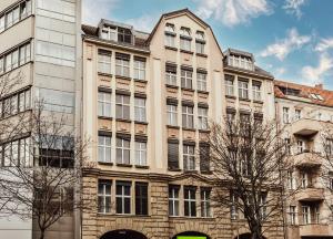 ein Bürogebäude in der Stadt Lyon in der Unterkunft Select Hotel Style Berlin in Berlin