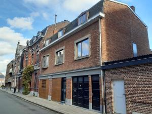 um edifício de tijolos ao lado de uma rua em Office des bons enfants em Huy