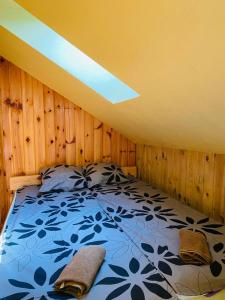 een slaapkamer met een bed in een kamer met een plafond bij Kempings Raganas slota in Vārve