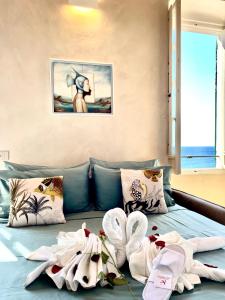 1 dormitorio con 1 cama con toallas en Corallini Luxury Apartments - Apartment Aka en Cervo