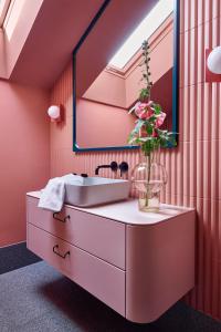a bathroom with a sink and a mirror at FERN dom mazurski in Mrągowo