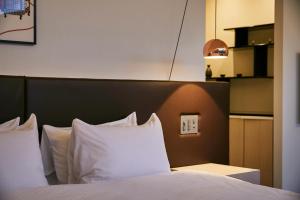 Postel nebo postele na pokoji v ubytování HOTEL KYOTOLOGY