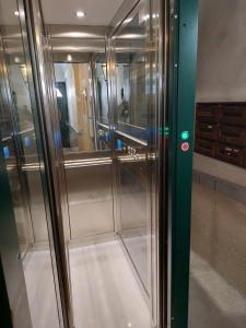 una cabina de ducha de cristal en una habitación con en Rock n Rome - Piazza di Spagna - Via del Babuino, en Roma 31 fotos más
