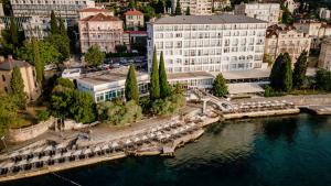 eine Luftansicht einer Stadt mit Fluss und Gebäuden in der Unterkunft Hotel Kristal - Liburnia in Opatija