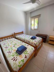 1 dormitorio con 2 camas y ventana en Limassol Star 6, en Limassol