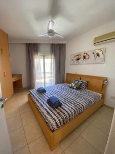 1 dormitorio con cama y techo en Limassol Star 6, en Limassol
