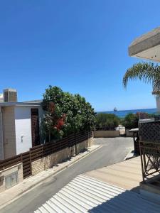 una vista de una casa con el océano en el fondo en Limassol Star 6, en Limassol