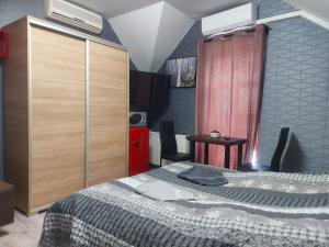 1 dormitorio con 2 camas y vestidor en Anikó Szállás Baja en Baja