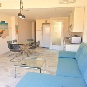 sala de estar con sofá y mesa en Aleksandra Apartament Sant Pere, en El Campello