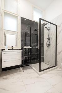 y baño con ducha y lavamanos. en Prime Star Fashion street modern luxury apartments, en Budapest