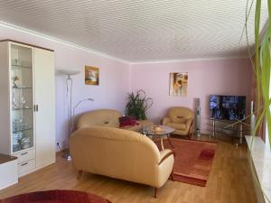 - un salon avec un canapé et une table dans l'établissement Ferienhaus direkt an der Luhe, à Winsen