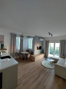 ein Wohnzimmer mit einem Sofa und einem Tisch in der Unterkunft Nautica apartments&studios in Peštani