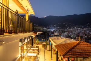 un balcón de un edificio con mesas y sillas en Hotel Pabera Heritage Boutique, en Katmandú