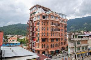 un edificio alto de ladrillo en medio de una ciudad en Hotel Pabera Heritage Boutique, en Katmandú