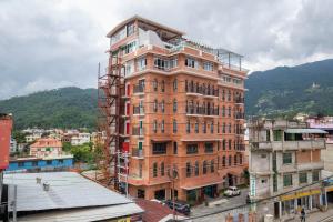 un grand bâtiment en briques au milieu d'une ville dans l'établissement Hotel Pabera Heritage Boutique, à Katmandou