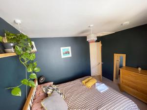 2-Bedroom Fisherman's Cottage on Newlyn Sea Front房間的床