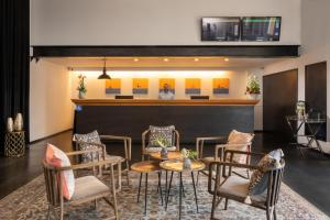 een restaurant met tafels en stoelen en een bar bij Leonardo Boutique Rehovot in Rechovot